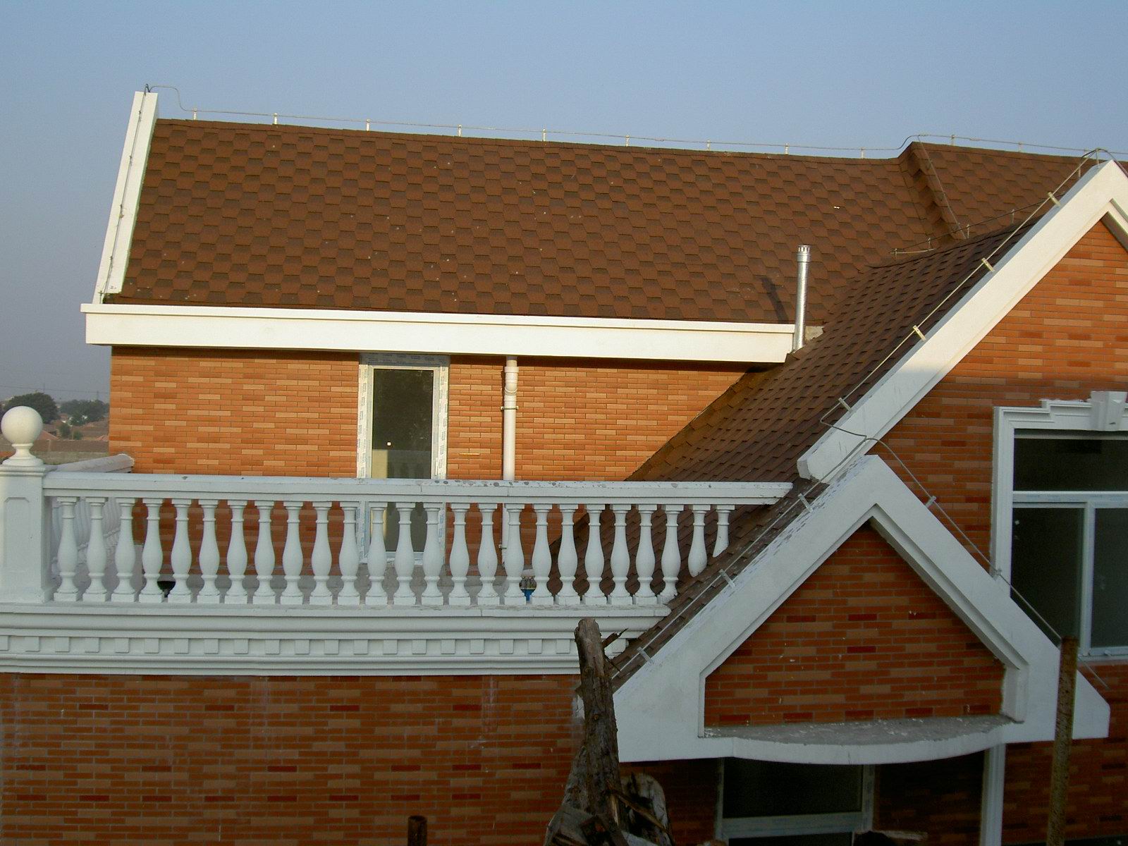 沥青瓦防水性能强，同时可作为屋面装饰材料